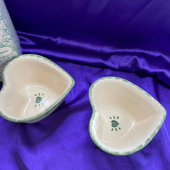📌 Vintage 1996 Set of 2 Hand Painted Heart Bowl’s never used! Original Box! - Picture 5 of 13